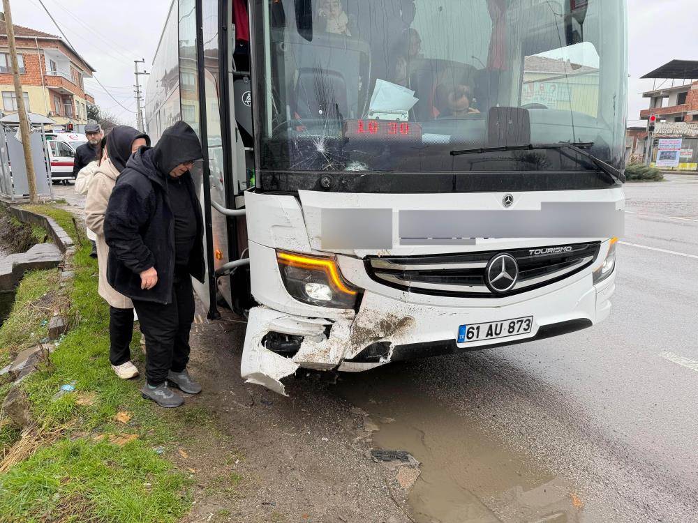 Samsun'da ışıkta duramayan otobüs otomobile çarptı!