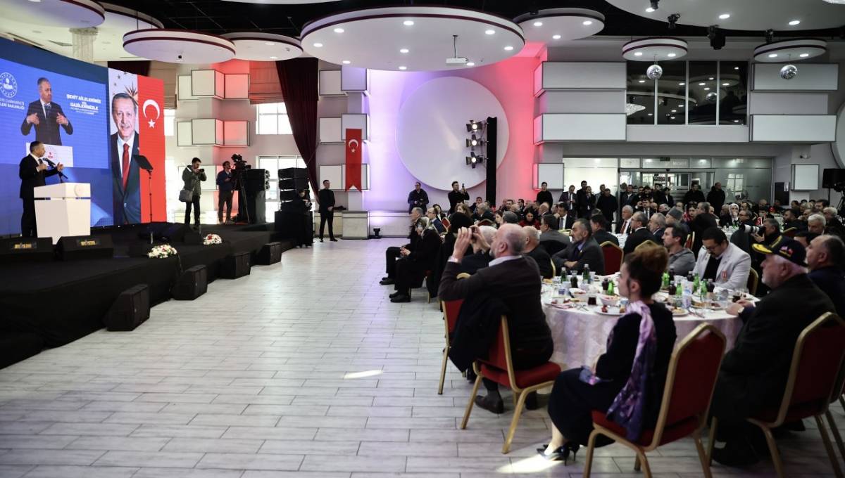 Bakan Yerlikaya, Samsun'da şehit aileleri ve gazilerle bir araya geldi