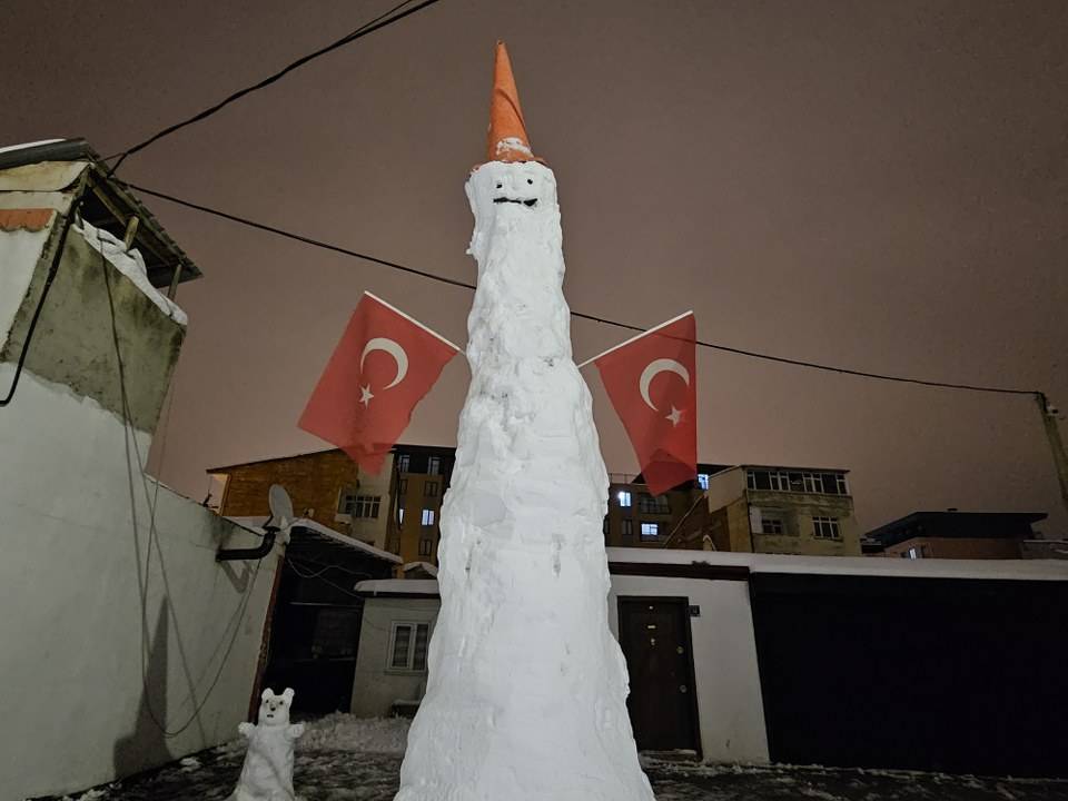 Dev kardan adam görenleri şaşırtıyor