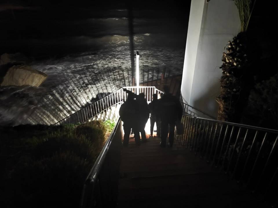 Fırtına can aldı! İskelede çalışan işçiler denize düştü, 1 kişi öldü