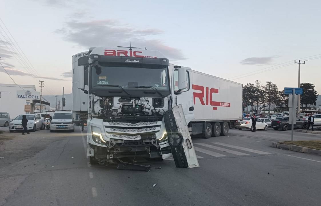 Hatay'da tır ile minibüs çarpıştı! Çok sayıda yaralı var