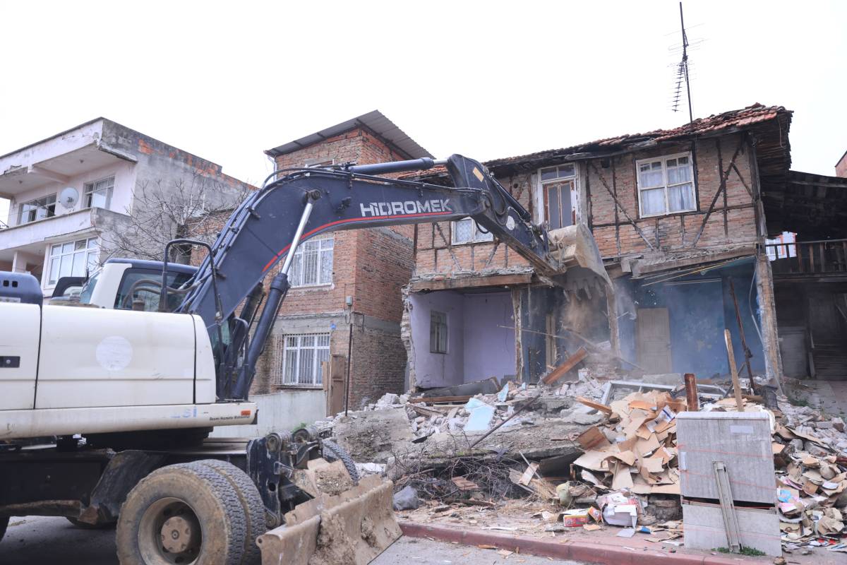 İlkadım’da metruk yapılar bir bir yıkılıyor