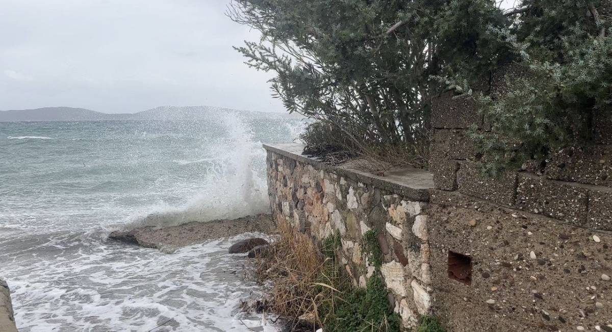 İzmir’de korku dolu anlar! Fırtına ve dev dalgalar tekneleri batırdı