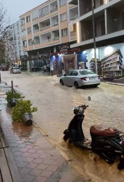İzmir’i sağanak ve fırtına vurdu! Hayat felç oldu