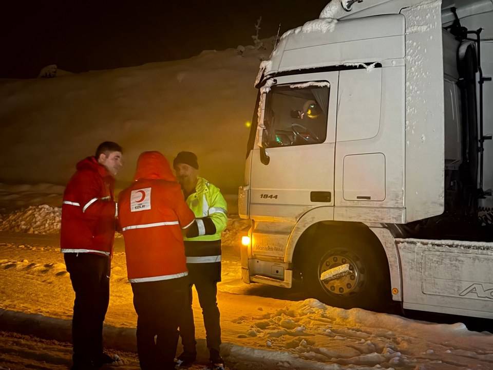 Kar ve tipi nedeniyle 180 kişi yolda kaldı