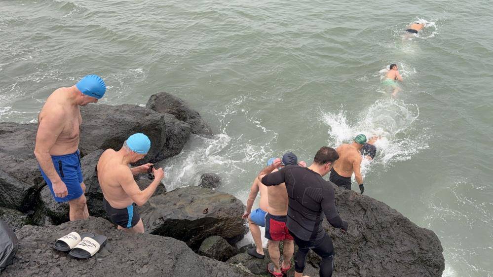 Samsun'da buz gibi suda deniz keyfi yaptılar