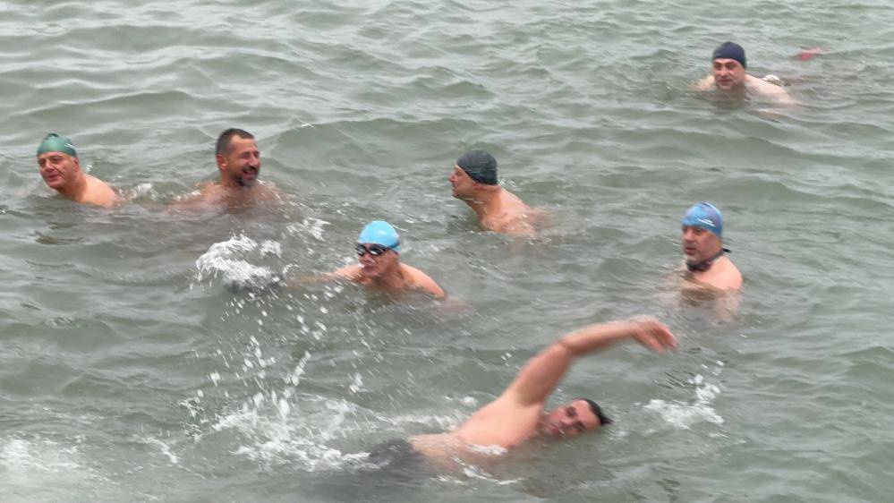 Samsun'da buz gibi suda deniz keyfi yaptılar