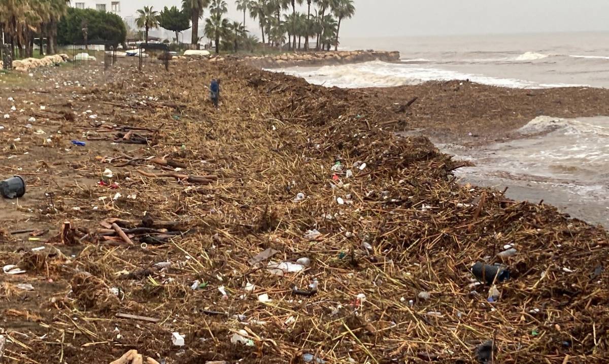 Mersin'de sel sonrası Akdeniz kahverengi oldu