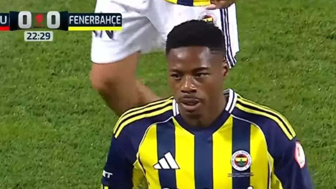 Fenerbahçeli Musaba sakatlanarak oyundan çıktı