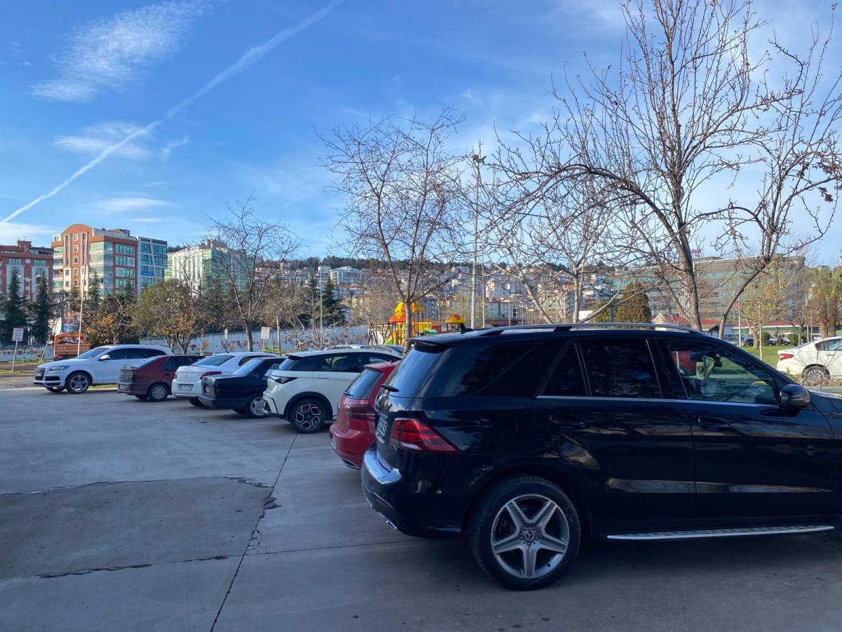 Samsun’da Balık Hali’nde otopark krizi! Vatandaşlar araç park edemiyor