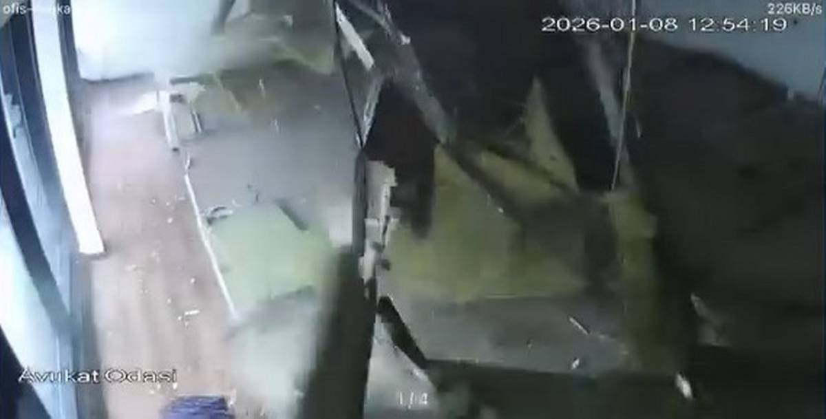 Ofiste korku dolu anlar! Fırtına nedeniyle tavan çöktü!  2 kişi kaçarak son anda kurtuldu