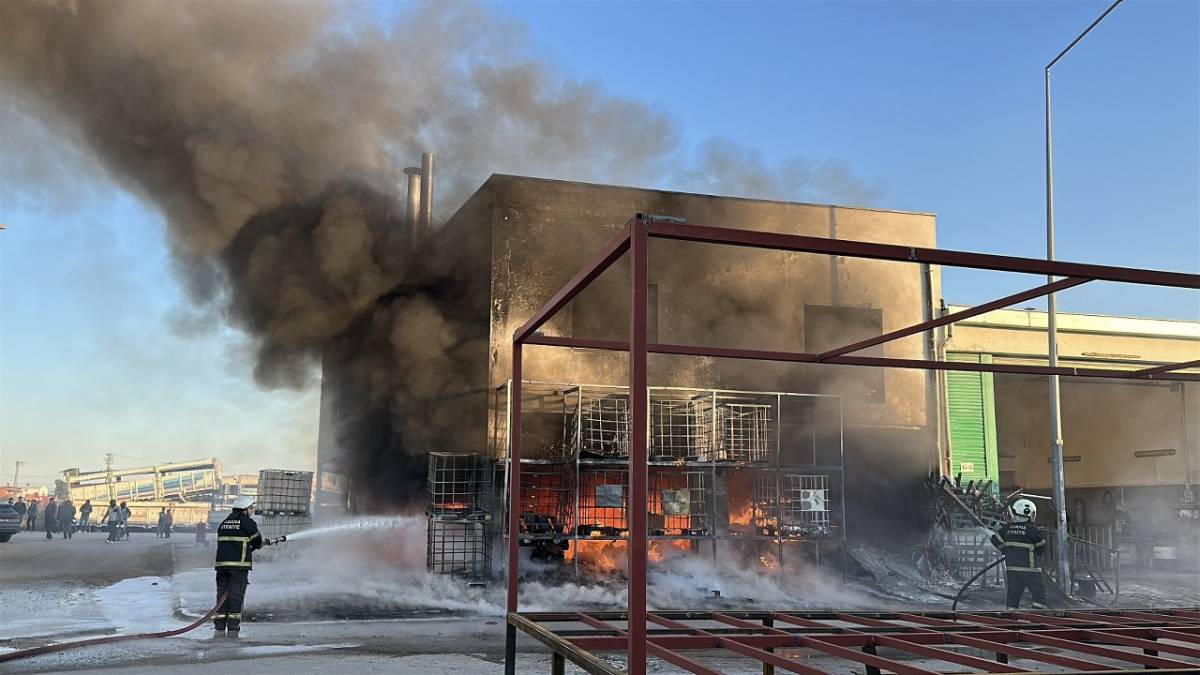 Plastik malzemelerin bulunduğu iş yerinde korkutan yangın
