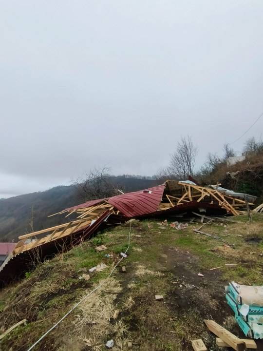 Samsun Salıpazarı'nda kuvvetli rüzgar! Evin çatısı uçtu, duvarları yıkıldı