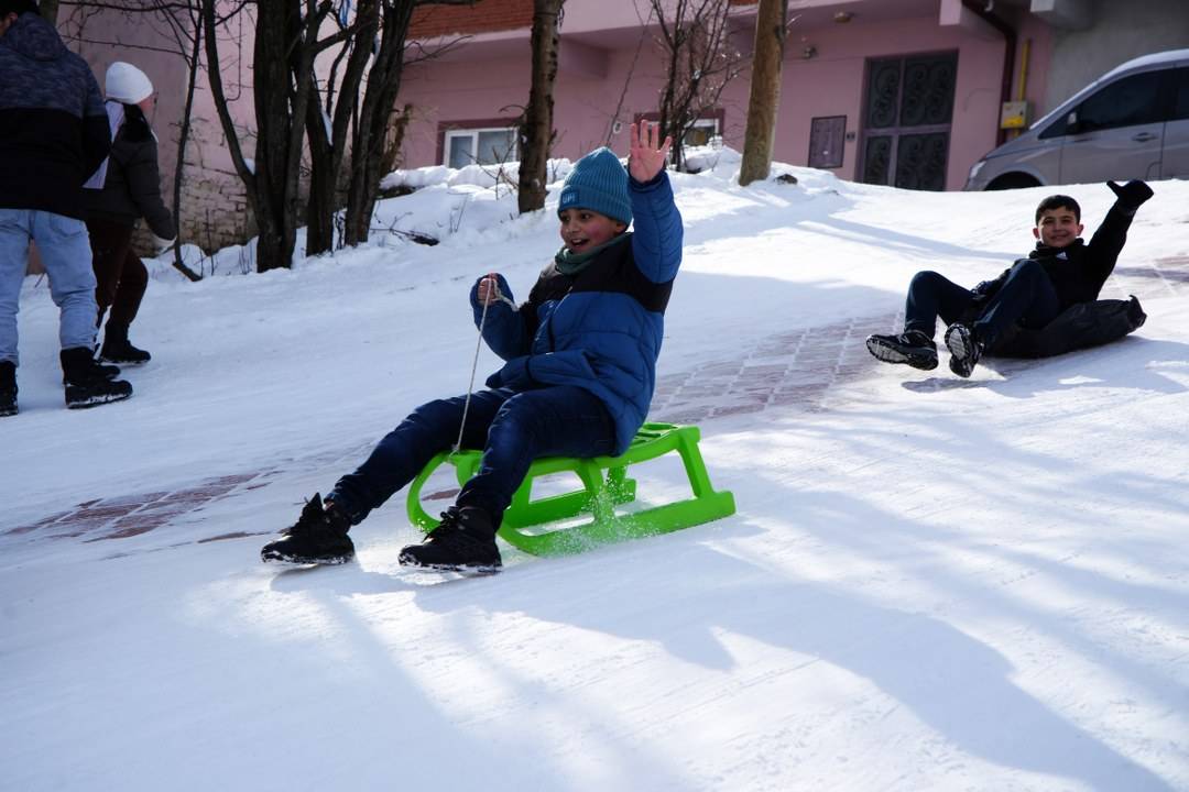 Samsun'da çocuklar karda doyasıya eğlendi