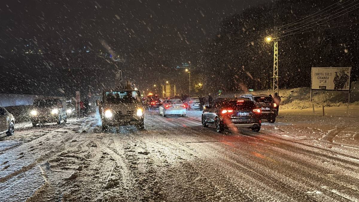 Samsun'da kar yağışı ulaşımı durma noktasına getirdi