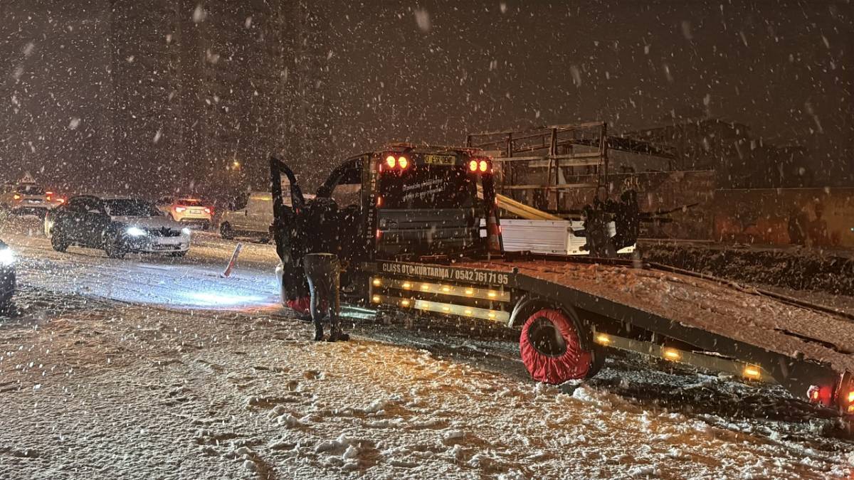 Samsun'da kar yağışı ulaşımı durma noktasına getirdi