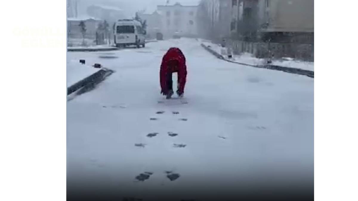 Samsun'da karın yağışını takla atarak kutladı