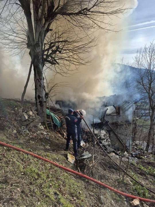 Samsun'da sobadan yayılan kıvılcımlar yangın çıkardı