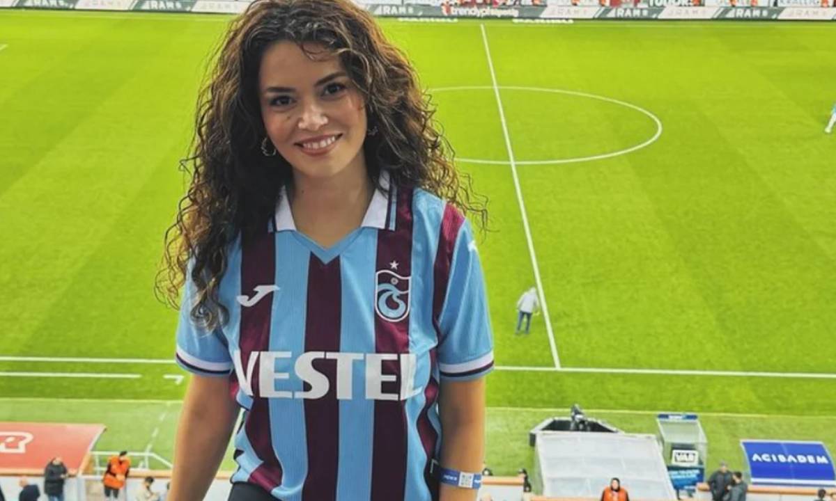 Kızılcık Şerbeti oyuncusu Doğukan Güngör partneri Seray Kaya'ya Fenerbahçe forması giydirdi