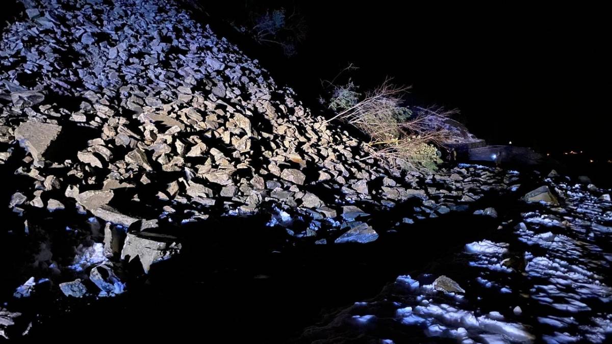 Sinop'ta toprak kayması! Grup yolu ulaşıma kapandı