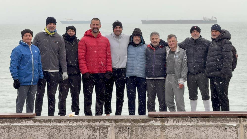 Samsun'da buz gibi suda deniz keyfi yaptılar