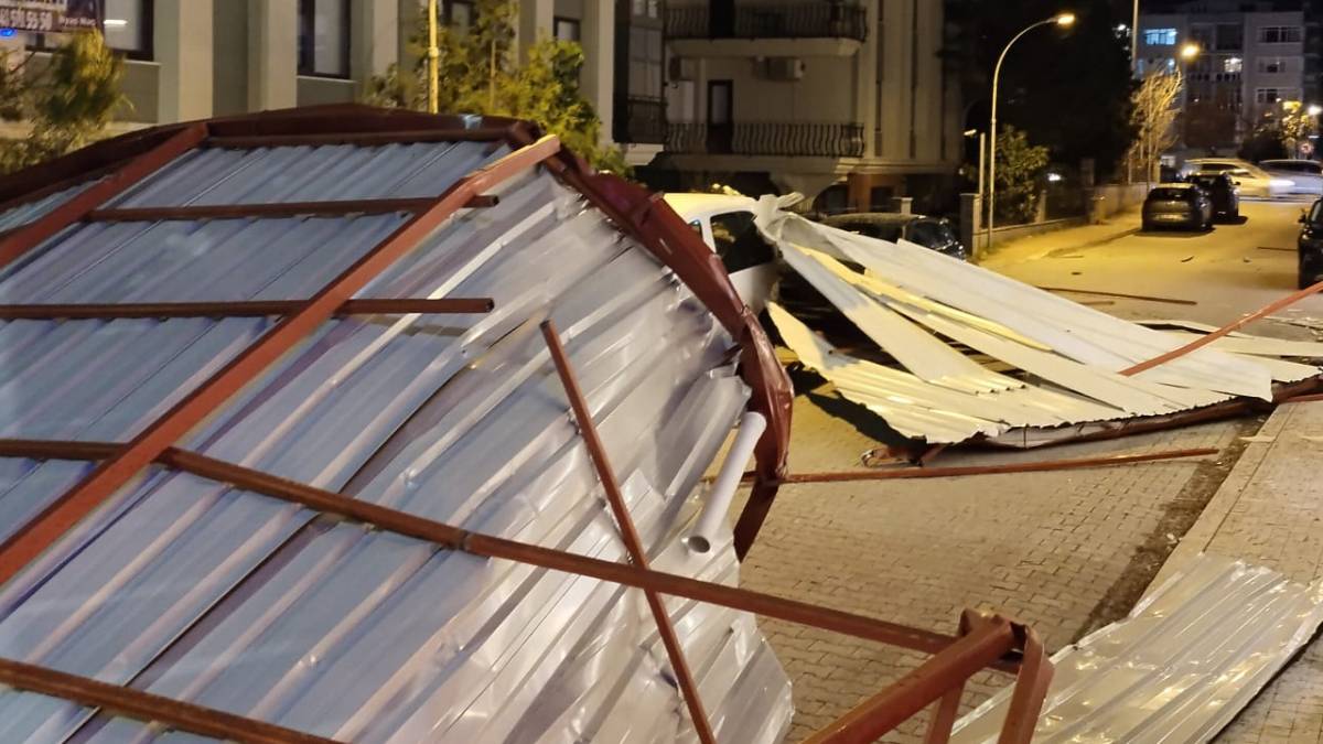 Samsun’da kuvvetli fırtına çatıyı uçurdu!