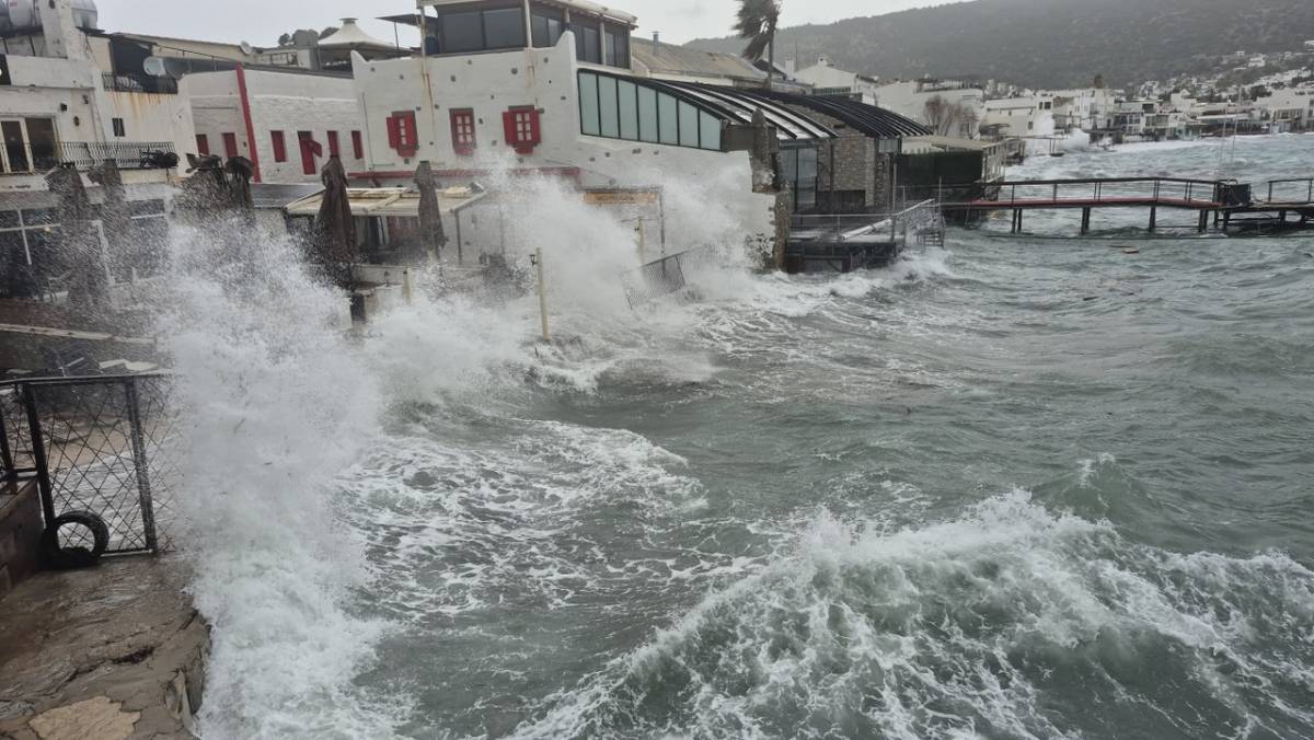 Tekneler karaya vurdu, feribot seferleri durdu