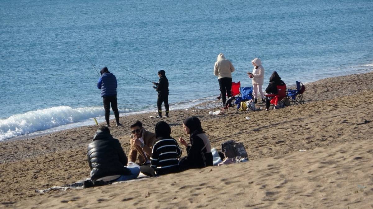 Türkiye kışla mücadele ederken Antalyalılar güneşin tadını çıkardı