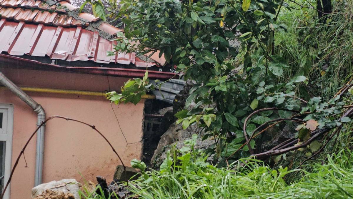 Yamaçtan kopan kaya ve toprak parçaları evlerin üzerine devrildi