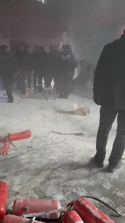 Yanıcı madde atılan sobada bomba gibi patladı! 1’i ağır, 4 yaralı