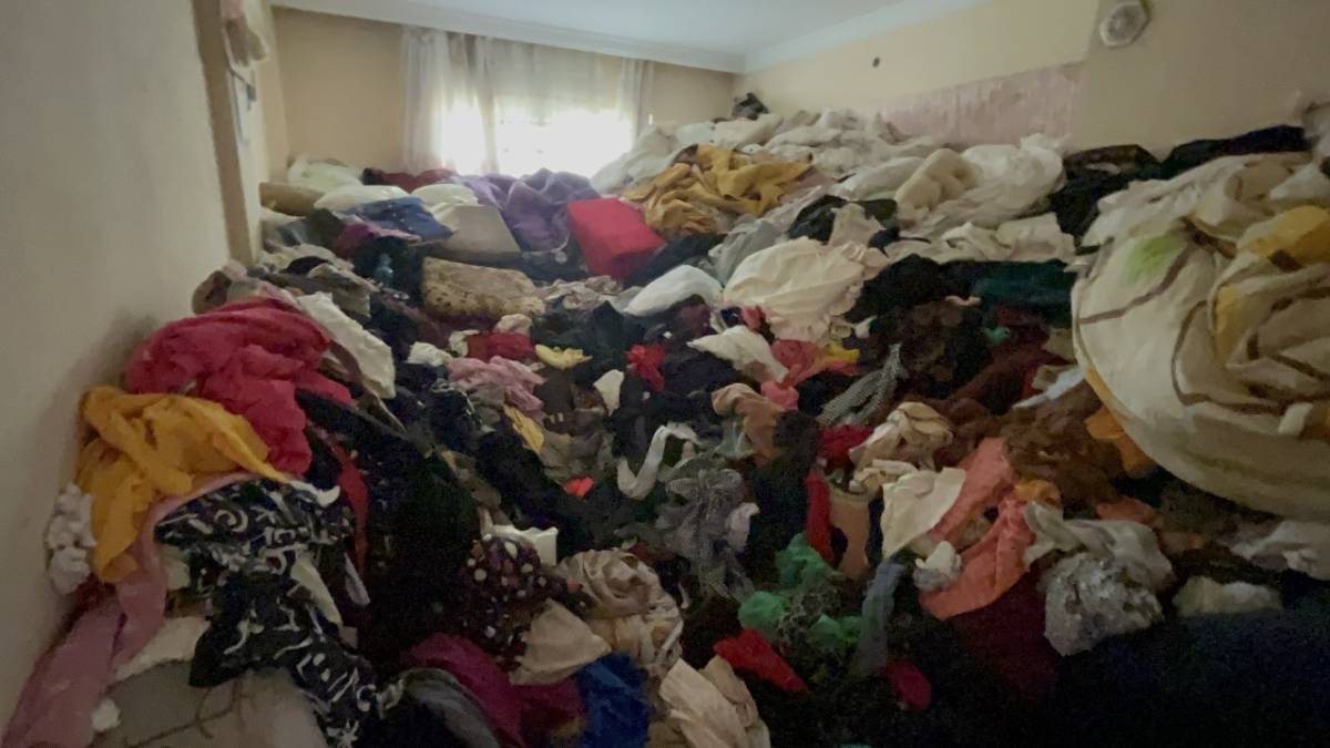 Yaşlı kadının acı sonu! Evinde istiflediği giysi yığınlarının arasında ölü bulundu