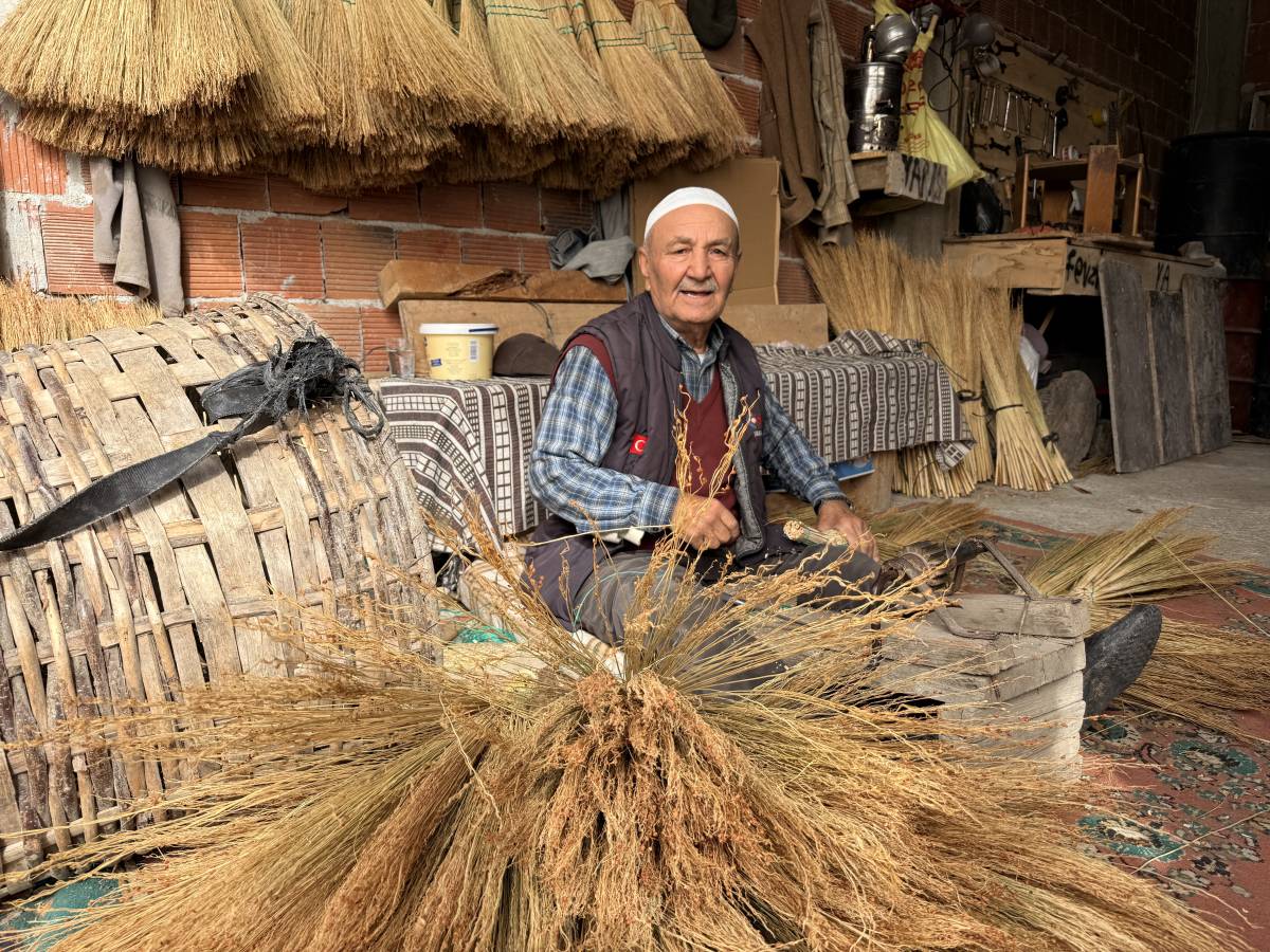 Samsun'da 80 yaşındaki adam 15 yıldır el yapımı süpürge üretiyor