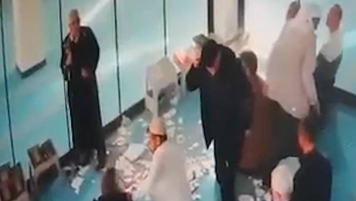 Camide korku dolu anlar! Cemaat namazı yarıda bıraktı