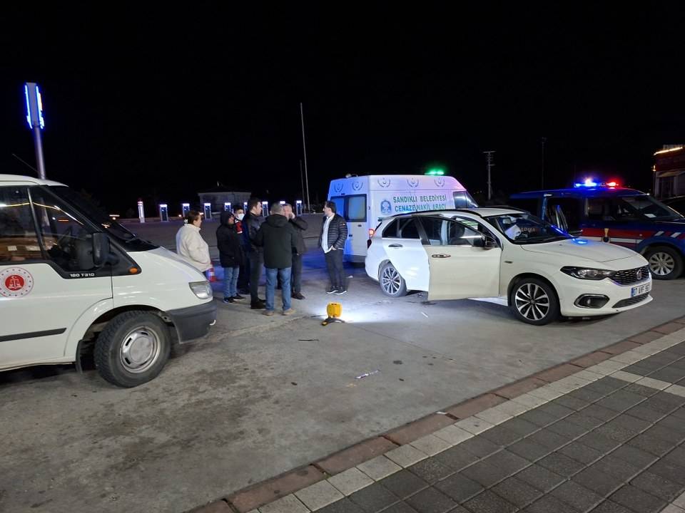 Dinlenme tesisindeki otomobilden ceset çıktı