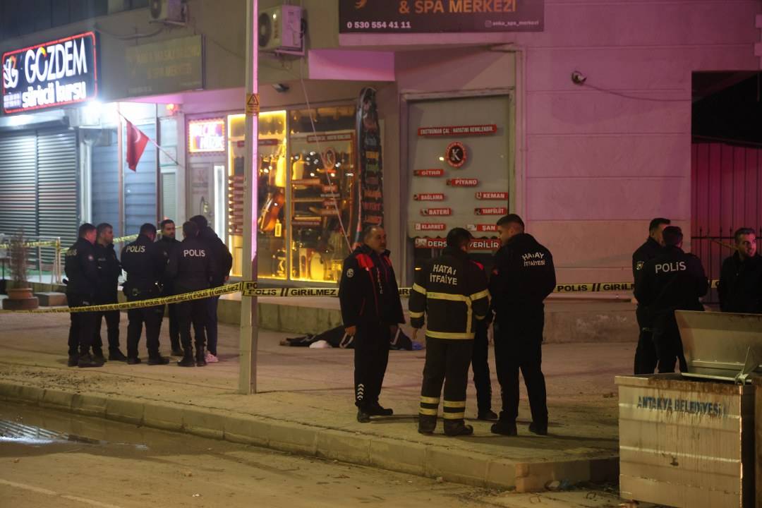 Eşiyle tartışıp camdan atladı! Hayatını kaybetti!