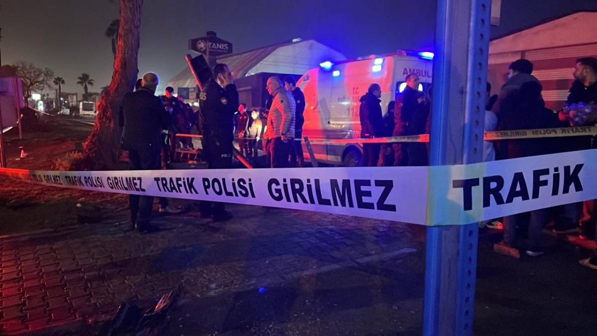 Feci kaza! Tırı sollamak istedi yaya geçidine daldı! 3 kişi öldü