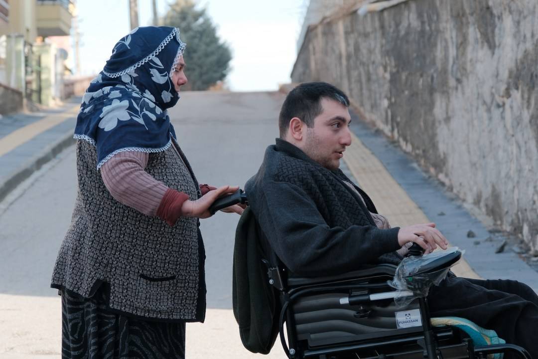 Fedakar anne hayatını engelli oğluna adadı