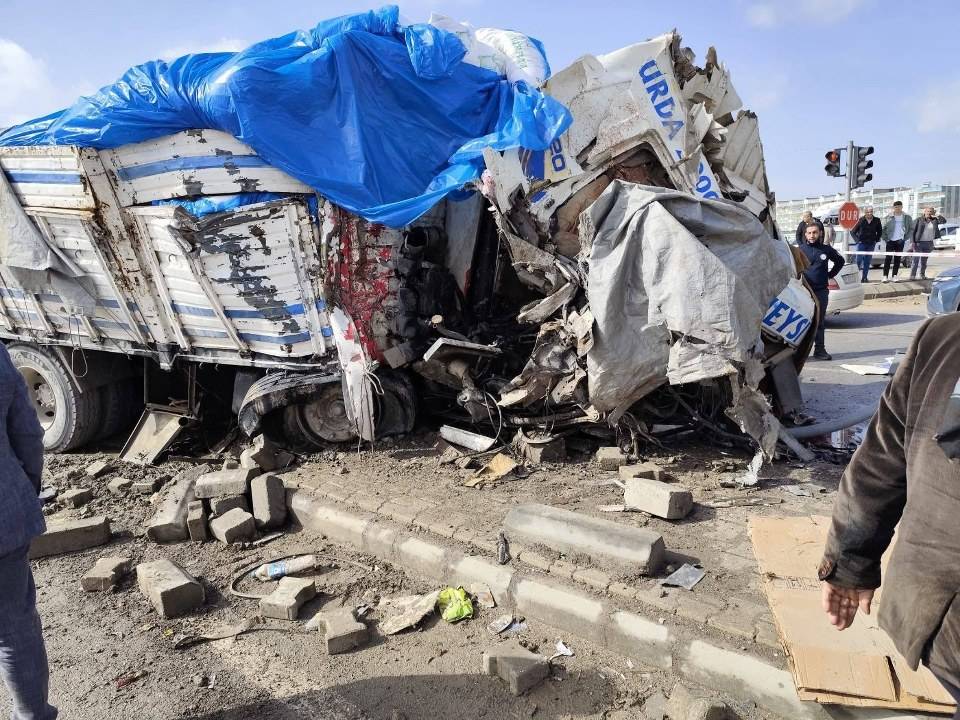 Freni patlayan kamyon araçların arasına dalarak dehşet saçtı! 1 ölü, 3 yaralı