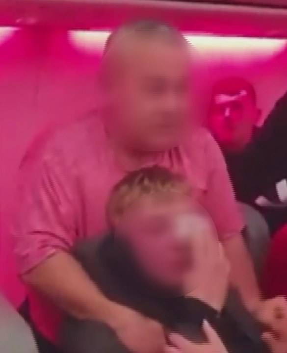 İki yolcu uçakta birbirine girdi: Uçak acil iniş yaptı! Yolculara ömür boyu yasak geldi