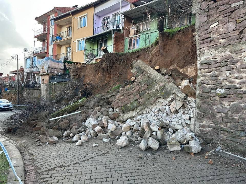 İstinat duvarı çöktü! Toprak kayması yaşandı! 3 ev tahliye edildi