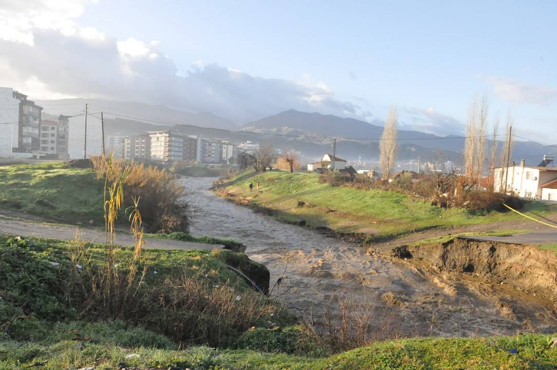 Manisa'da sel felaketi! Köprü yıkıldı, nehir taştı, yollar kapandı