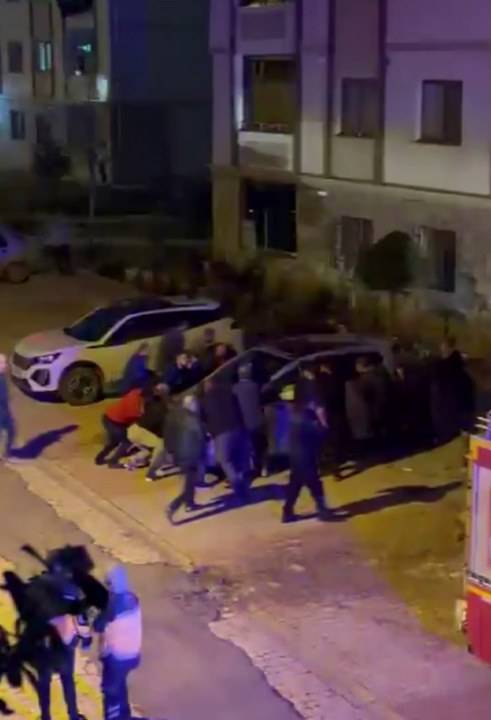 Önce yangın çıktı! Sonra tüp patladı! 13 kişi mahsur kaldı