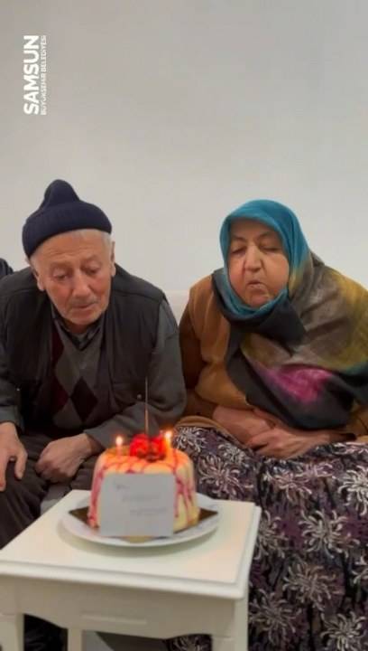 Samsun'da 74 yaşındaki Akgül teyze ilk defa doğum günü kutladı