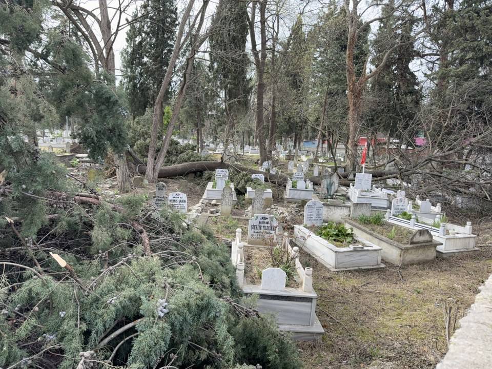 Samsun'da fırtına mezarlıkta hasar verdi