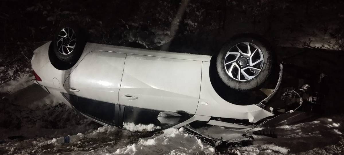 Samsun'da otomobil karla kaplı yolda şarampole devrildi! 4 kişi yaralı