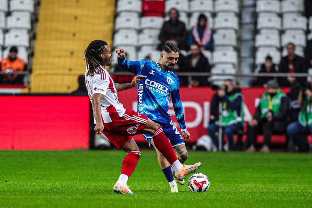 Samsunspor Antalyaspor maçının ilk devresini geride tamamladı