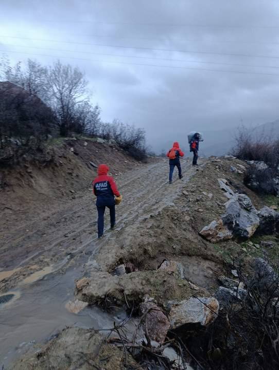 Şiddetli yağış ve fırtına 20 kişilik ailenin barınağını yıktı