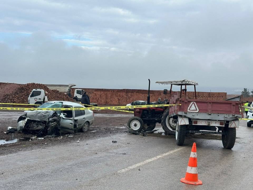 Traktör otomobille çarpıştı! 1 ölü, 2 yaralı