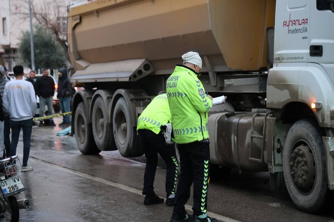 Yaşlı adam kamyonun altında can verdi