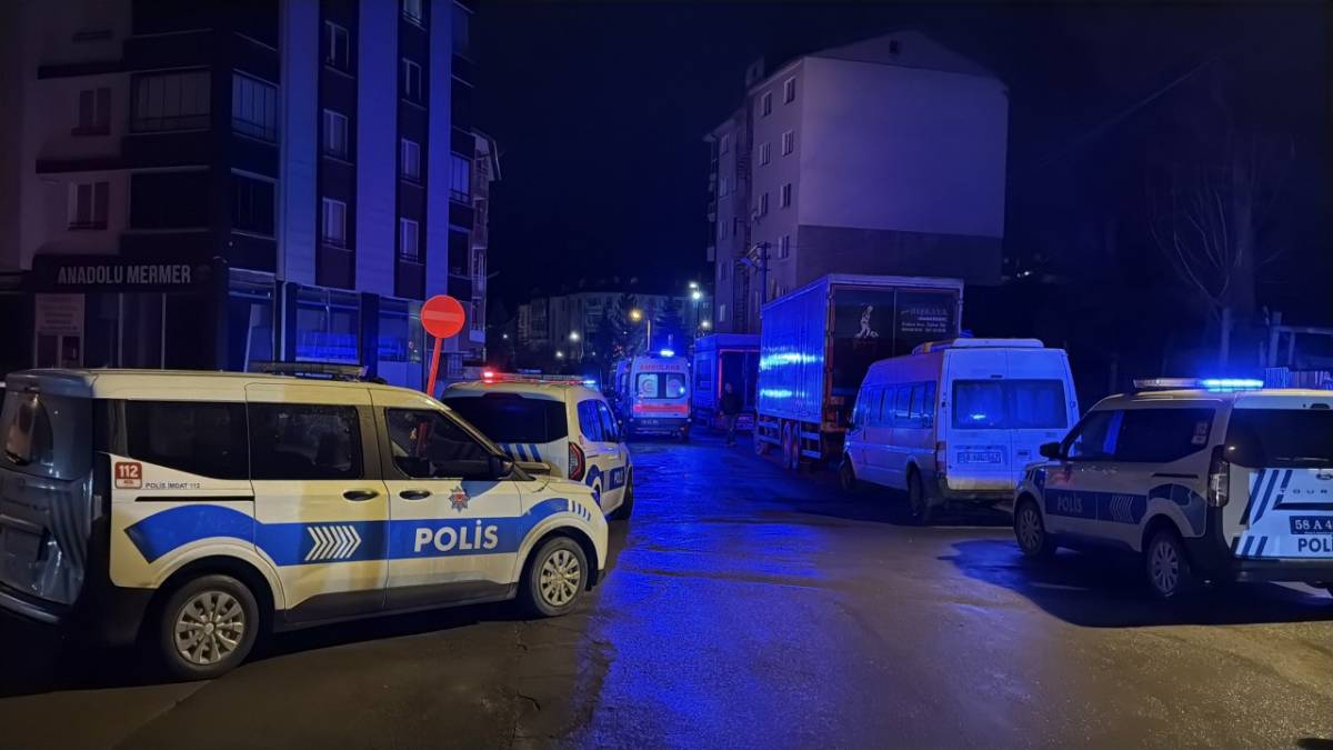 Aile faciası! 15 yaşındaki çocuk babasını ve oğlunu öldürdü! Babaanne yaralandı